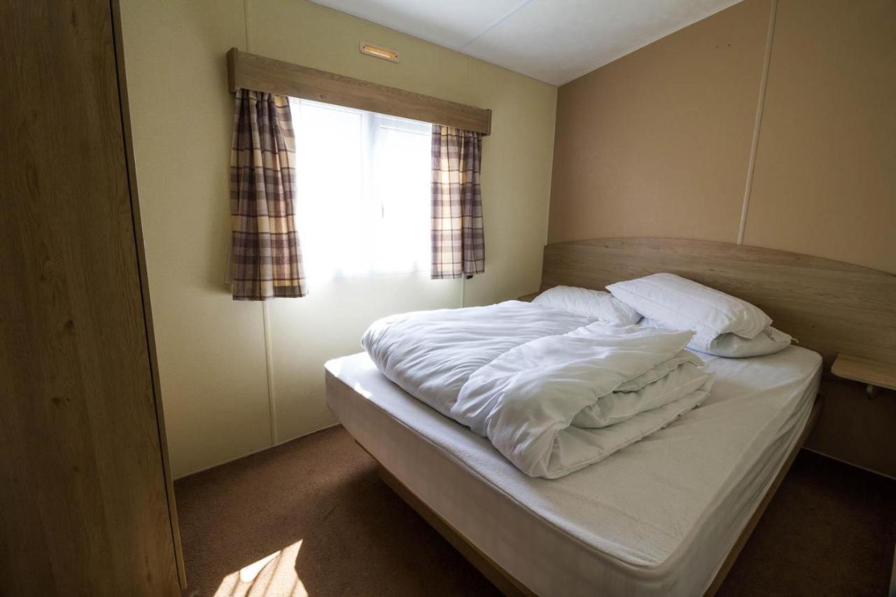 Superb 8 Berth Caravan Near Walton-On-The-Naze In Essex Ref 17175 Exterior photo
