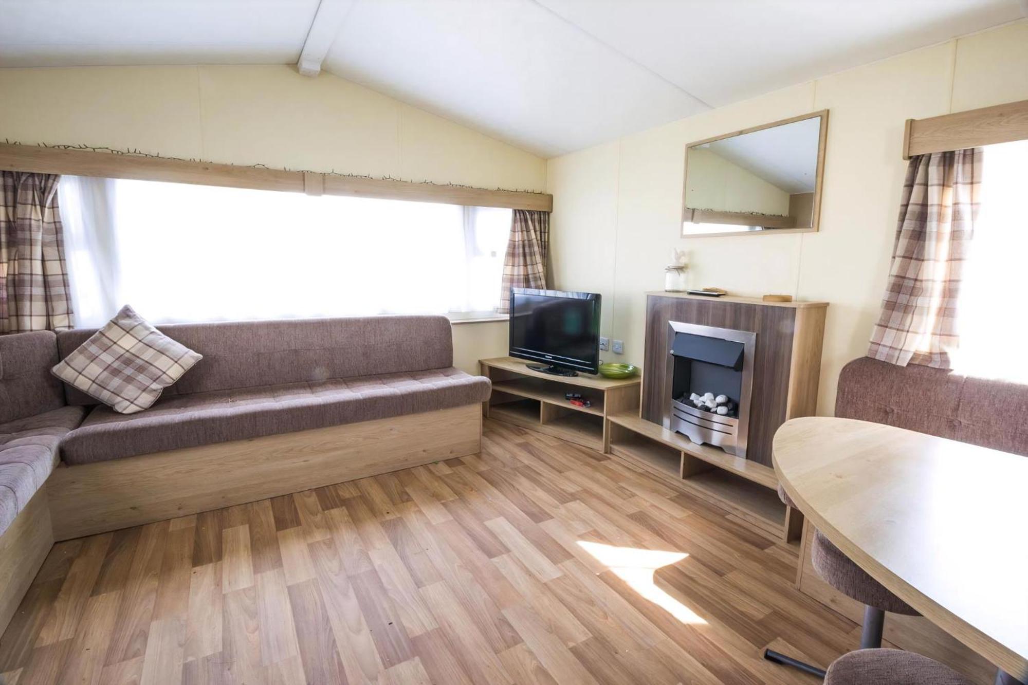 Superb 8 Berth Caravan Near Walton-On-The-Naze In Essex Ref 17175 Exterior photo