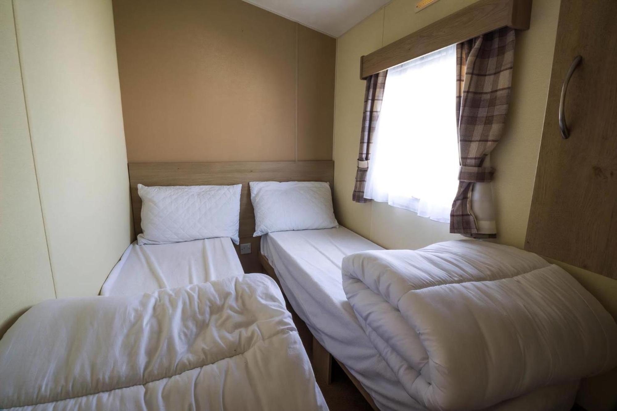 Superb 8 Berth Caravan Near Walton-On-The-Naze In Essex Ref 17175 Exterior photo