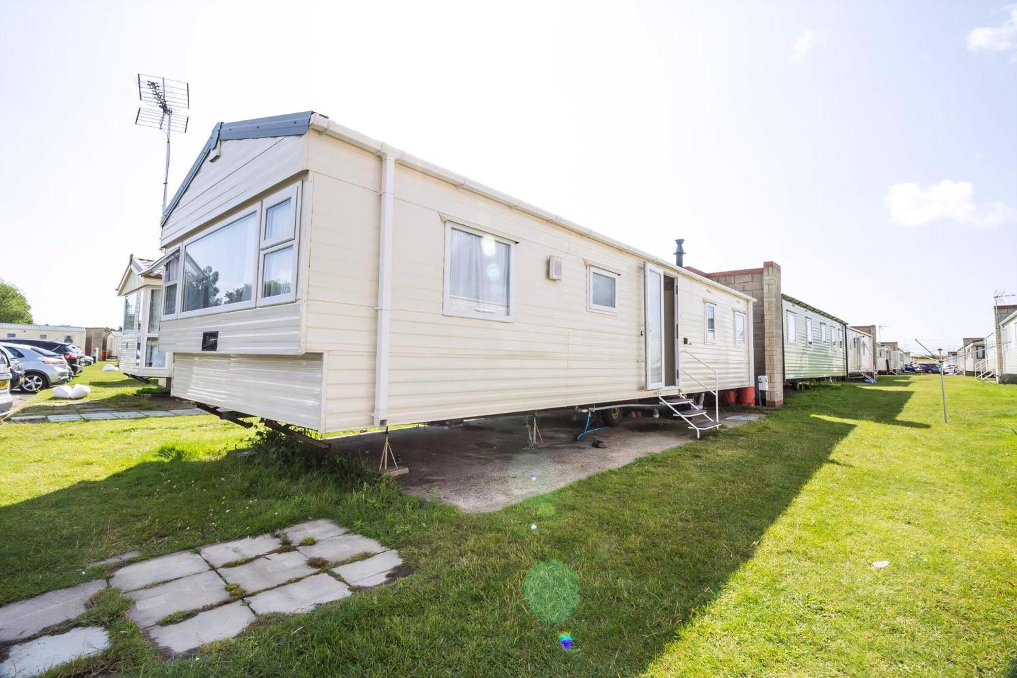Superb 8 Berth Caravan Near Walton-On-The-Naze In Essex Ref 17175 Exterior photo